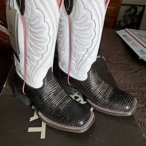 Ariat Circuit Shiloh boots size 5.5
